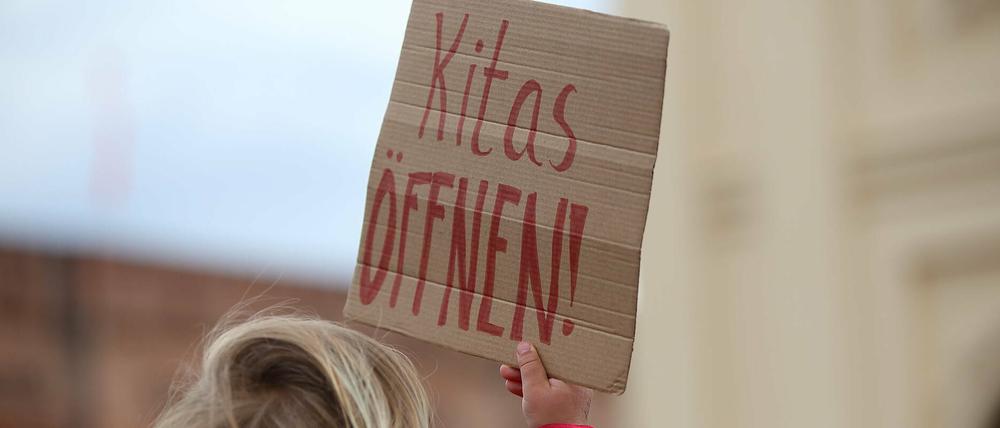 Bei einer Demo in Potsdam wurde die Öffnung der Kitas gefordert.