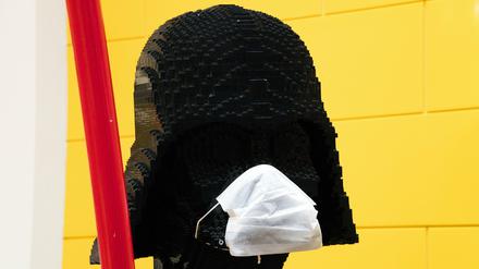 Doppelt hält besser: Das denkt sich Darth Vader in Coronazeiten. 