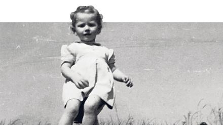 Die Familie von Eva Berning, deren Vater sie für das Foto in den Himmel hebt, lebte nach dem Krieg in Deutschland und den USA. Eva Berning wurde 1947 geboren, ihre Familie stammt aus Bremen, heute lebt sie in Glindow.