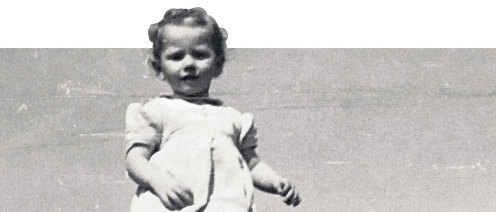 Die Familie von Eva Berning, deren Vater sie für das Foto in den Himmel hebt, lebte nach dem Krieg in Deutschland und den USA. Eva Berning wurde 1947 geboren, ihre Familie stammt aus Bremen, heute lebt sie in Glindow.