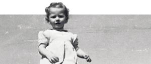 Die Familie von Eva Berning, deren Vater sie für das Foto in den Himmel hebt, lebte nach dem Krieg in Deutschland und den USA. Eva Berning wurde 1947 geboren, ihre Familie stammt aus Bremen, heute lebt sie in Glindow.