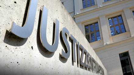 Der Angeklagte kennt das Justizzentrum Potsdam schon.