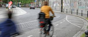 Der Fahrradweg auf der Potsdamer Rudolf-Breitscheidtstraße endet am Babelsberger S-Bahnhof abrupt. Radfahrer werden auf die Fahrbahn bzw. auf die Straßenbahngleise geleitet.