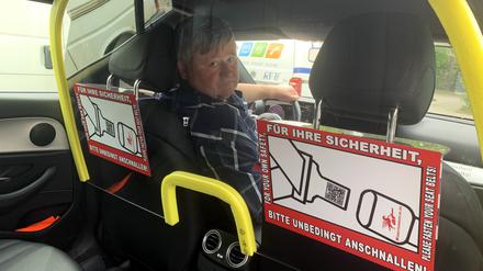 Detlef Groba in einemTaxi mit Trennscheibe.
