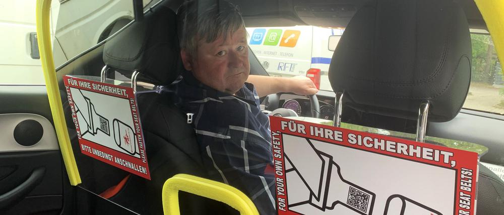 Detlef Groba in einemTaxi mit Trennscheibe.