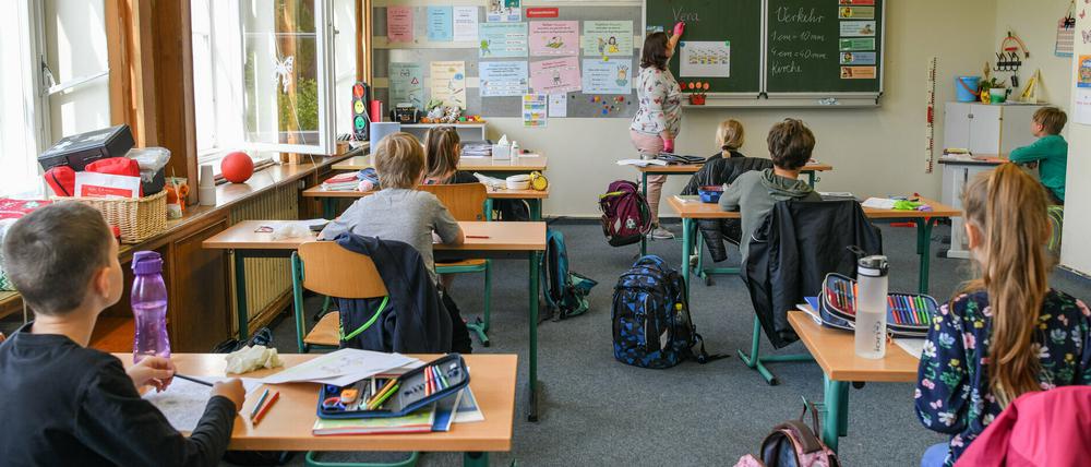 Schulkinder der Notbetreuung werden in einem Klassenraum einer Grundschule unterrichtet. 