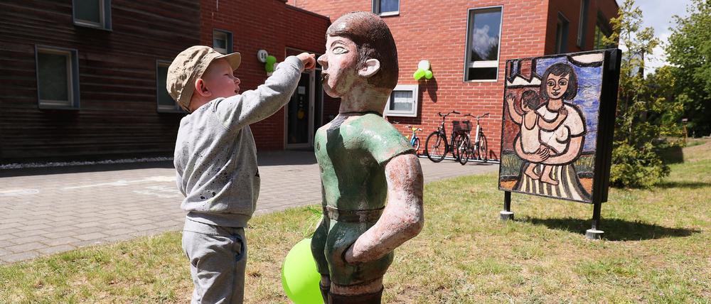 Der originale Junge der Familiengrün steht jetzt vor FRÖBEL-Kindergarten Kinderland.