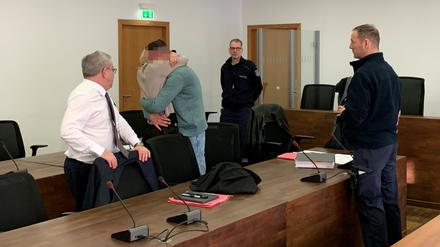 Am ersten Prozesstag umarmten sich Gina F. und Stefan P. innig.