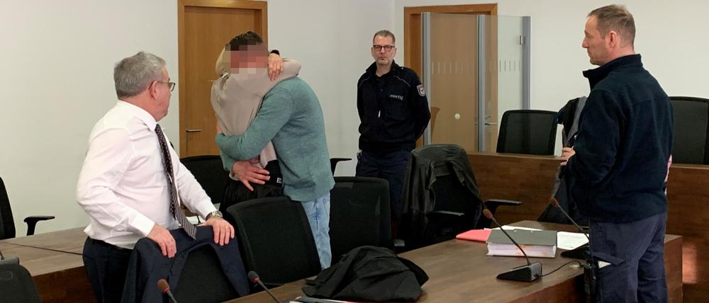 Am ersten Prozesstag umarmten sich Gina F. und Stefan P. innig.