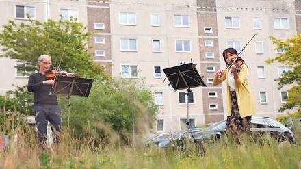 Thomas Kretschmer und Michiko Iiyoshi, beide Musiker der Kammerakademie, traten mit ihren Geigen in einem Hof in Drewitz auf.