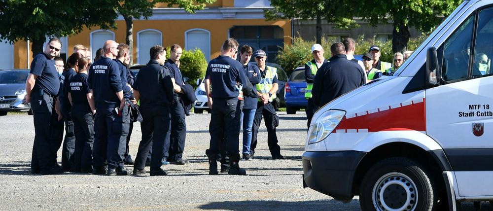 Einsatzkräfte von Feuerwehr und Ordnungsamt bei einer Besprechung vor der Bombenentschärfung.