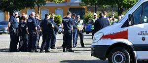 Einsatzkräfte von Feuerwehr und Ordnungsamt bei einer Besprechung vor der Bombenentschärfung.