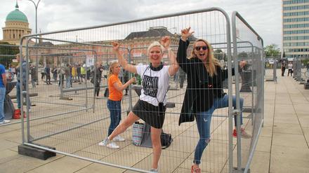 In 25 aufgebauten Käfigen hatten die Demo-Teilnehmer die Möglichkeit, ausgelassen zu tanzen.