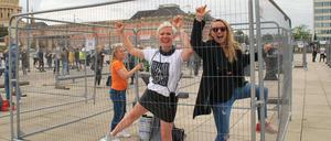 In 25 aufgebauten Käfigen hatten die Demo-Teilnehmer die Möglichkeit, ausgelassen zu tanzen. 