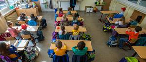 Laut Lehrergewerkschaft GEW sollen Schüler und Lehrkräfte regelmäßig getestet werden.