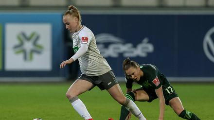 Anna Gerhardt (links, im Zweikampf mit der Wolfsburgerin Ewa Pajor) und Turbine Potsdam bestreiten das erste Spiel nach der Coronavirus-Pause beim SC Freiburg.