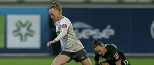 Anna Gerhardt (links, im Zweikampf mit der Wolfsburgerin Ewa Pajor) und Turbine Potsdam bestreiten das erste Spiel nach der Coronavirus-Pause beim SC Freiburg.