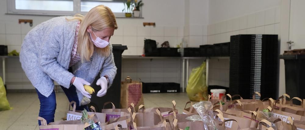In der Coronakrise werden Tüten fertig gepackt.