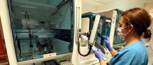 Blick in ein Labor des Bergmann-Klinikums: In dem Krankenhaus werden noch sieben Corona-Patienten behandelt.