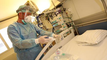 Bei schwerem Krankenheitsverlauf müssen die Patienten beatmet werden - hier wird ein Gerät vorbereitet.
