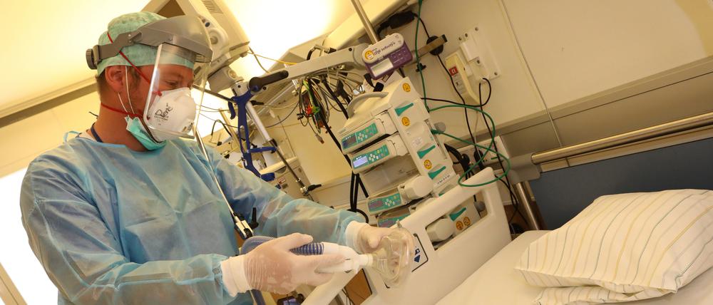 Bei schwerem Krankenheitsverlauf müssen die Patienten beatmet werden - hier wird ein Gerät vorbereitet.