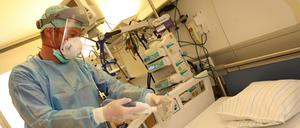 Bei schwerem Krankenheitsverlauf müssen die Patienten beatmet werden - hier wird ein Gerät vorbereitet.