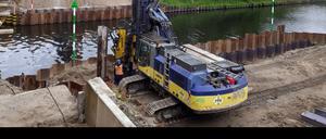 Am Dienstag wurde der erste Pfahl für die neue Rammrathbrücke betoniert.