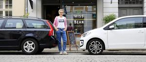 Julia von La Chevallerie vor dem Café Miss Green Bean in der Brandenburger Straße.