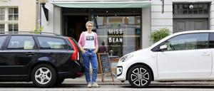 Julia von La Chevallerie vor ihrem Café Miss Green Bean in der Brandenburger Straße.