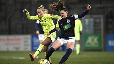 Zweikampf zwischen Turid Knaak (links, SGS Essen) und Sarah Zadrazil vom 1.FFC Turbine Potsdam.