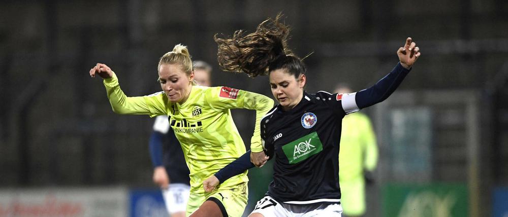 Zweikampf zwischen Turid Knaak (links, SGS Essen) und Sarah Zadrazil vom 1.FFC Turbine Potsdam.