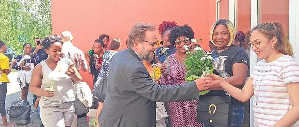 Zur Eröffnung des Polygon-Hauses gab es Blumen von den Michendorfern.