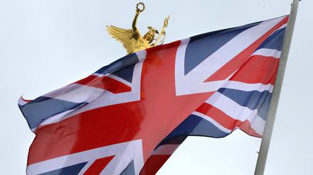 Die Fahne von Großbritannien in Berlin vor der Siegessäule. 