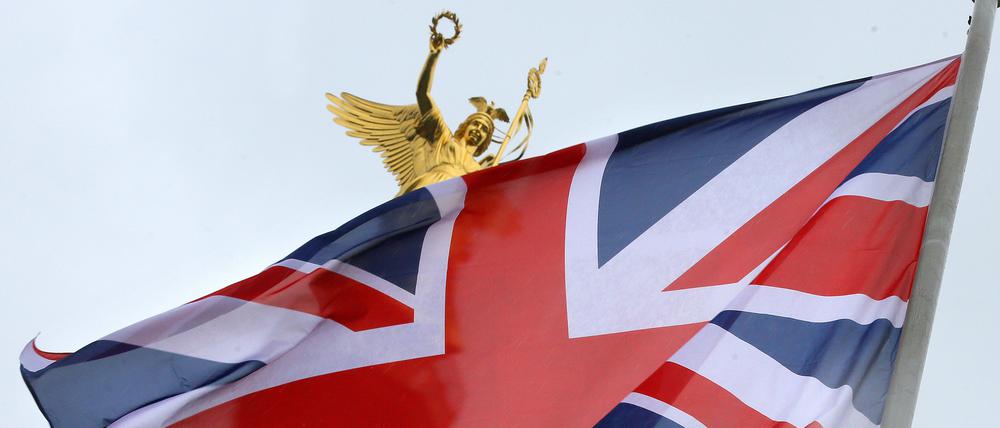 Die Fahne von Großbritannien in Berlin vor der Siegessäule. 