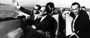 Bei einem Bootsausflug zeigte 1971 der sowjetische Staatschef Leonid Breschnew (l) dem deutschen Bundeskanzler Willy Brandt (Mitte, SPD)  und dem Staatssekretär Egon Bahr (SPD) die Krim.