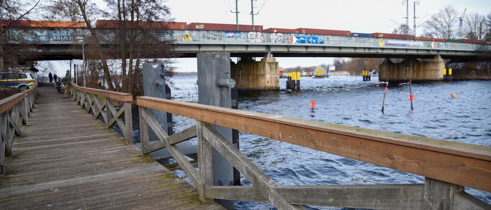 Der Steg am Bahnhof Werder.