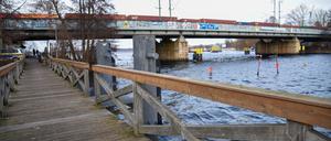 Der Steg am Bahnhof Werder.