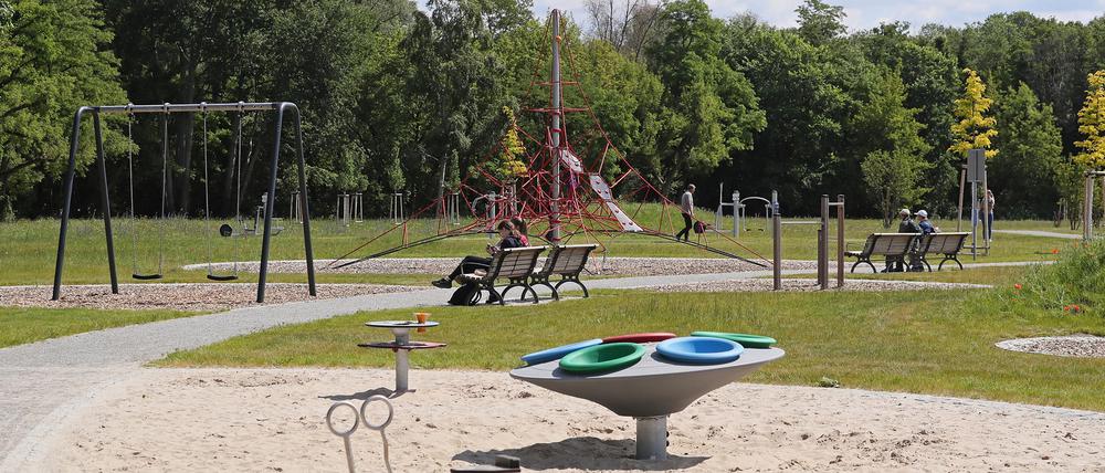 Die neue Parkanlage mit Wiesen und Spielgeräten 