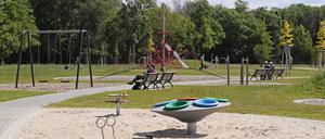 Die neue Parkanlage mit Wiesen und Spielgeräten 
