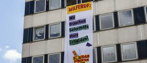 Ein Protestbanner von Studierenden an der Fassade des Potsdamer Rechenzentrums. 