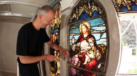 Restaurator Michael Görlach zerlegte das Fenster in seine 21 Einzelteile. 