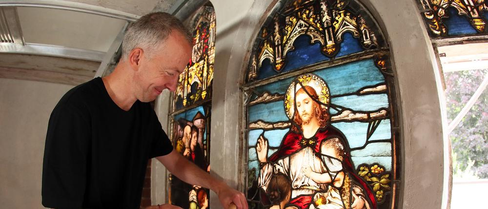 Restaurator Michael Görlach zerlegte das Fenster in seine 21 Einzelteile. 