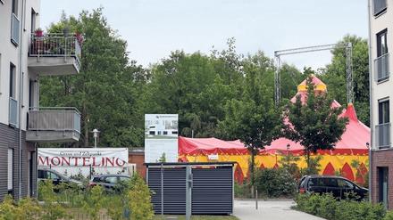 Nebeneinander; Neue Häuser und der Zirkus Montelino am Volkspark. 