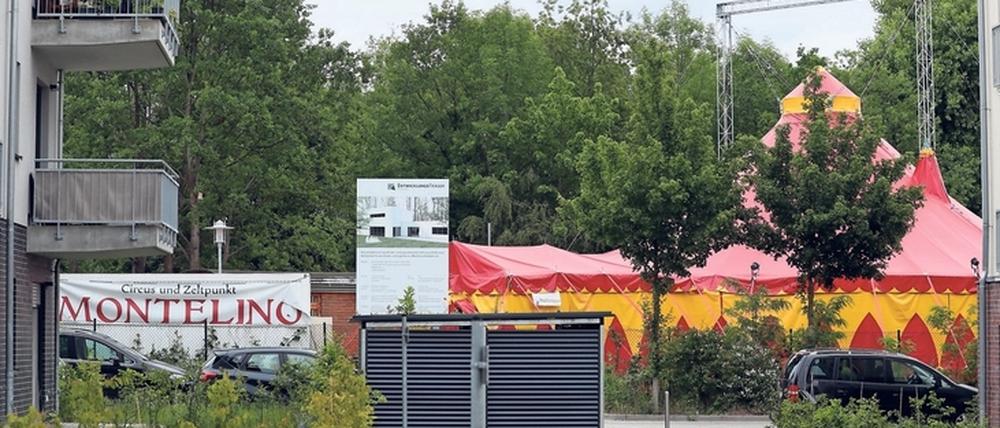 Nebeneinander; Neue Häuser und der Zirkus Montelino am Volkspark.