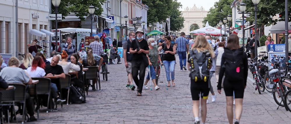Um für mehr Käufer in den Läden und Geschäften zu sorgen, wird für ein halbes Jahr die Mehrwertsteuer gesenkt.