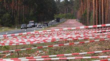 Zwischen Klaistow und der Autobahnabfahrt Glindow hing das Flatterband am Mittwoch noch. Es soll Vögel von der Baufläche fernhalten.