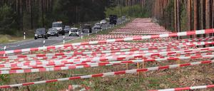 Zwischen Klaistow und der Autobahnabfahrt Glindow hing das Flatterband am Mittwoch noch. Es soll Vögel von der Baufläche fernhalten.