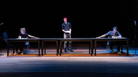 Franziska Melzer, Henning Strübbe, Hannes Schumacher (v.l.) lesen aus "Zimmer Nummer 7"