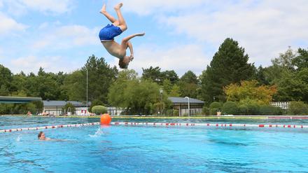 Auch im Freibad "Kiebitzberge" in Kleinmachnow kann man sich abkühlen.