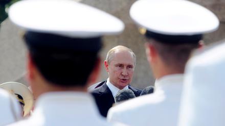 Wladimir Putin hält bei einer Militärparade zum "Tag der Marine" 2019 eine Rede in St. Petersburg.
